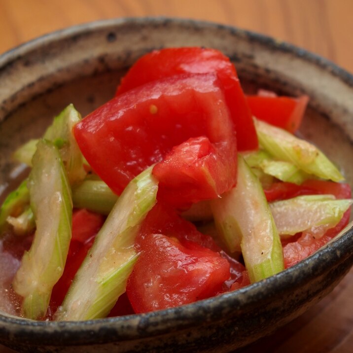 甘～い新玉ねぎドレッシング！トマトとセロリのマリネ